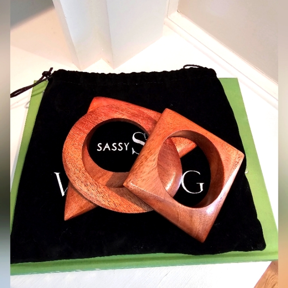 Sassy Jones Wood Bangle Set (Brown)